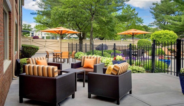 Prime Location! 4 Sleek Units, Parking, Pets Allowed, Close to Burlington Mall!