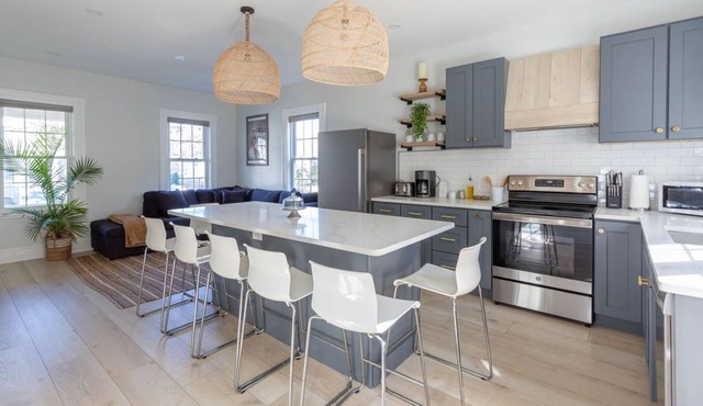Prime location in town w parking! Walk to beach, shops & harbor-Sleeps 9
