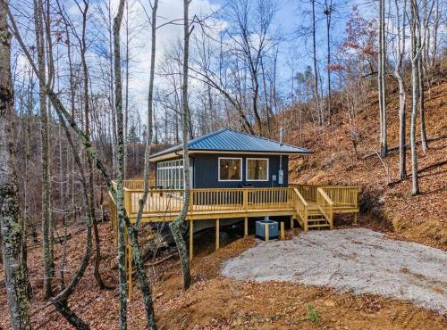 Primrose- Hot Tub, Firepit, Wraparound Deck, WiFi
