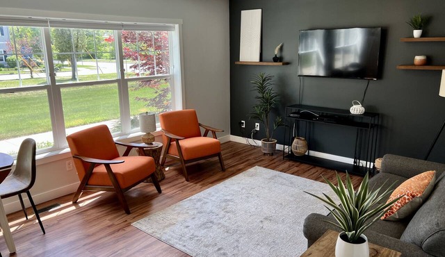 Pristine Condo, Close to Downtown, Beaches, GT Commons, and Restaurants