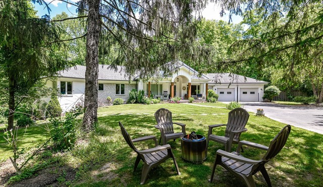 Private 4-Acre Retreat! Hot Tub, Sauna! 7 Min to Zionsville Village