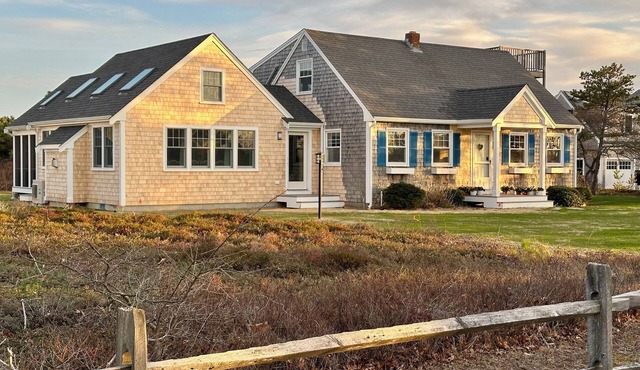 PRIVATE BEACH, 2 min walk. WIFI, AC, sunny/clean. New Kitchen & screened porch.