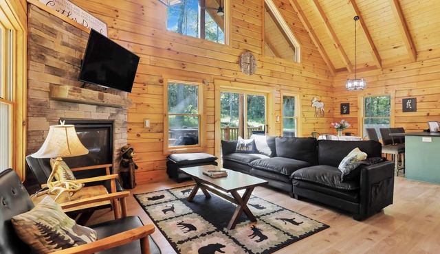Private Cabin with Hot Tub, Massage Chair, Pool table, TT & Arcade Games