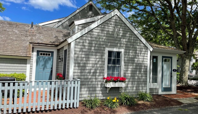 Private condo in Maushop. Steps to beach, ocean, Popponesset Inn and Marketplace
