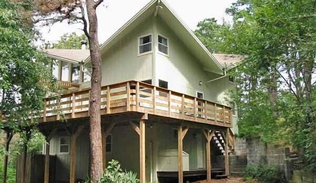 Private, Contemporary 6 Bedroom Home (1608)