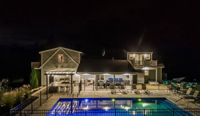 Private Estate, heated pool, outdoor Livingroom, kitchen, 9 bedrooms, sleeps 20