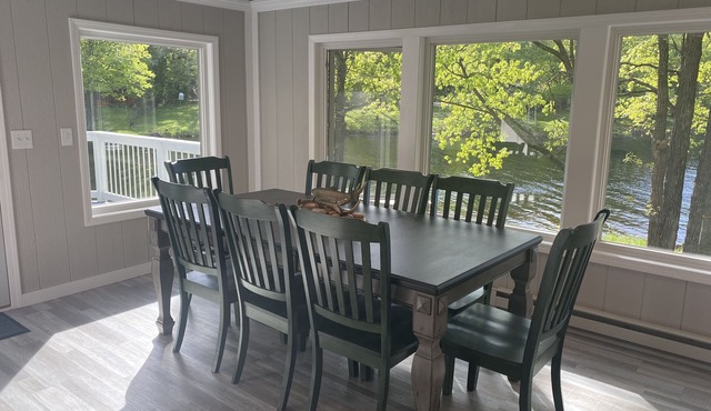 Private home on beautiful Nelson Lake, Pontoon included!