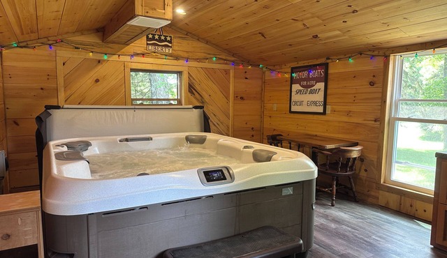 Private hot tub -2 king beds -near Pictured Rocks!
