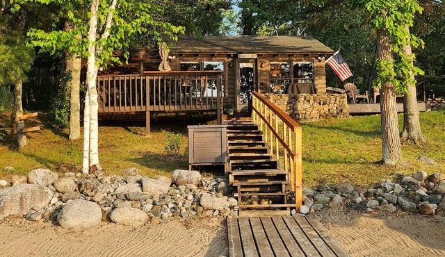 Private lake cabin. WiFi, Beach, Pontoon Rental. Booking for summer of 27!