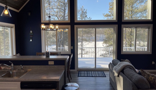 Private Lake/quiet sports getaway, magnificent scenery and abundant wildlife