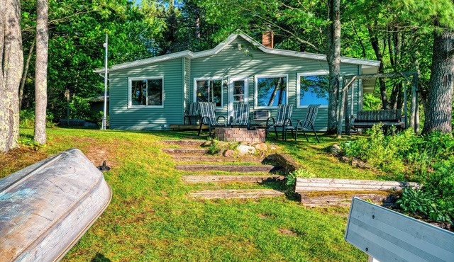 Private Lakefront, Aquapark Access, Wood-Fired Sauna, Kayaks, Playset, Garage