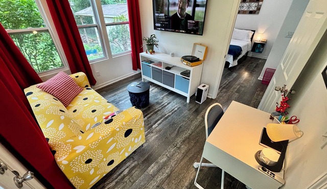 Private Nashville Guest Suite with Sunroom & Records - 1 Exit from Opryland