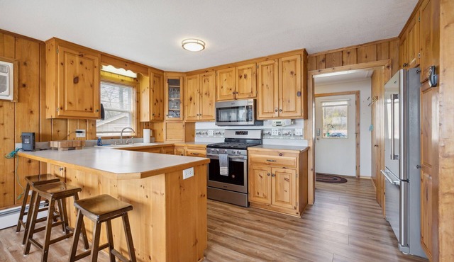 Private oasis to fish, swim, boat and relax on beautiful Bass Lake