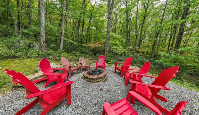 Private retreat with Nature at its best! Hot Tub, Lake & ski, Arcade & Games.