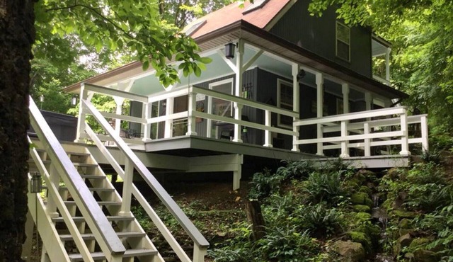 Private Secluded Cabin w/wood burning fireplace and hot tub