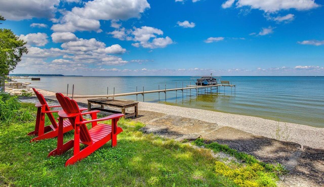 Private Shoreline & Green Bay Views! Family Home