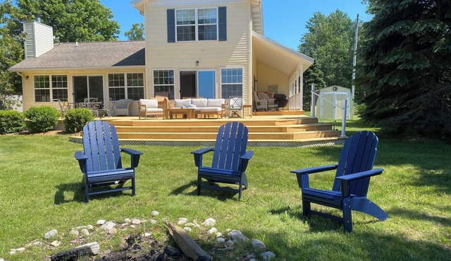 Private, spacious lake house 3BR 2.5 bath, amazing sunsets, NEW listing!