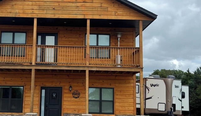 Quaint 1 bed RV, sleeps 6-7 guests with AC and WiFi in McLoud , Ok.