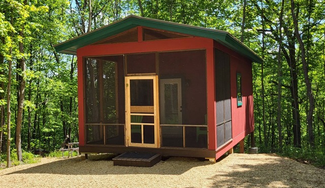Quaint 1-bedroom camper cabin in County Park!