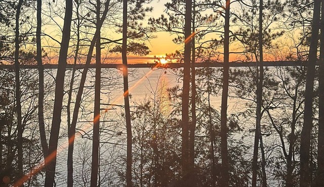 Quaint 2-bedroom Pan Abode Cedar Log cabin on FENCE LAKE in Lac du Flambeau.