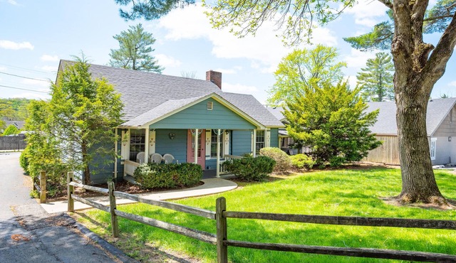 Quaint 3-bedroom cottage in Nashville, shopping, and dining! Pet-friendly!