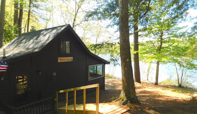 Quaint and cozy Maine cottage on quiet Hogan Pond with large sandy beach!