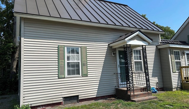 Quaint apartment with AC 2 blocks from downtown shopping, restaurants & river