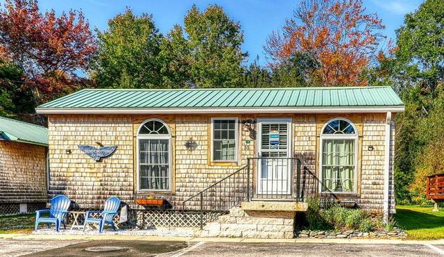 Quaint cottage near the beach with outdoor saltwater pool, grills, firepit, WiFi
