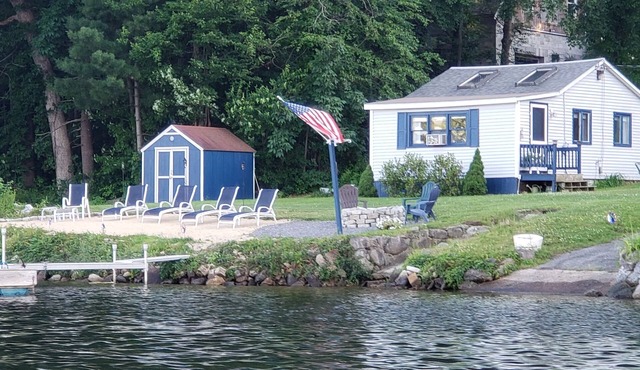 Quaint Cottage right on Long Pond in Dracut Massachsettes. Lake view,
