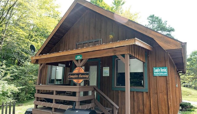 Quaint, cozy vacation cabin with hot tub near Natural Bridge State Park