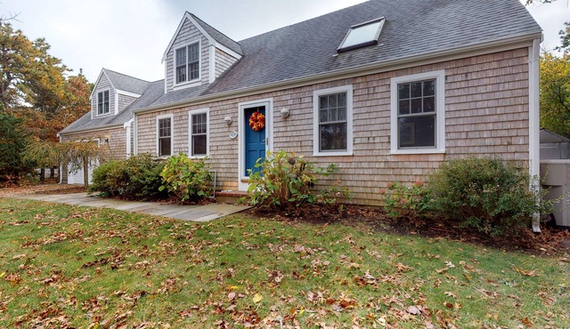 Quaint home w/large backyard, outdoor shower & private grill near Katama Bay