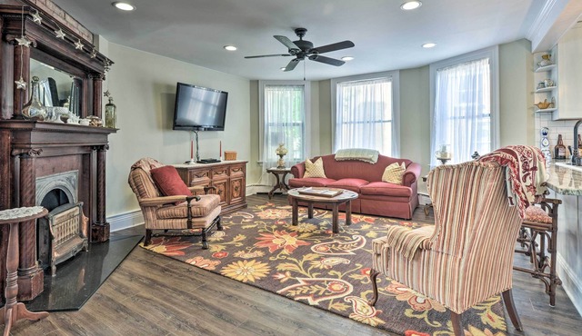 Quaint Pittsburgh Pad w/ Deck: 5 Mi to Downtown!