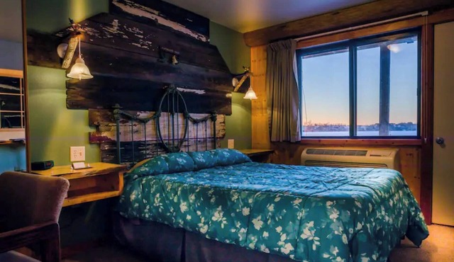Quaint room overlooking the lake called Hummingbird Haven - Curriers Lakeview