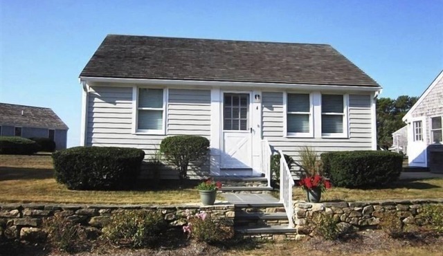 Quaint Wellfleeter Cottage on Mayo Beach with 400 feet of private beach