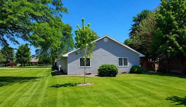 Quiet 2 bedroom home steps away from Lake Winnebago available for EAA AirVenture