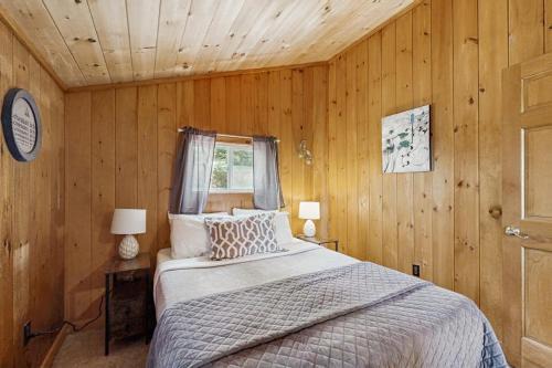 Quiet lakefront cottage with a firepit, private beach, & two kayaks