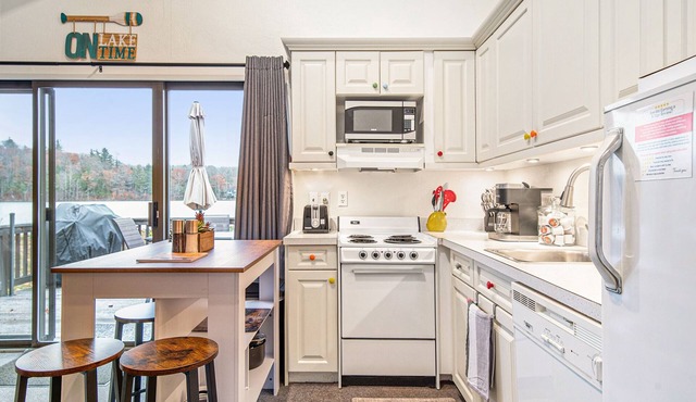 Quiet Lakefront Home with Great Amenities and near Winter Activities