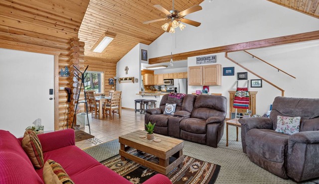 Quiet Log Cabin Retreat Near Trails & Town