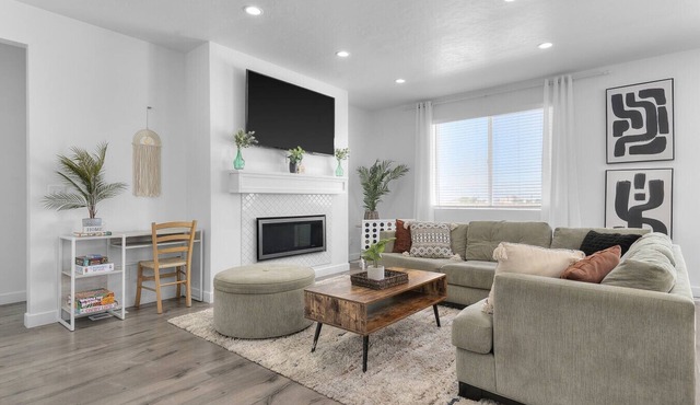 Quiet Mountain View Retreat Brand-New Home