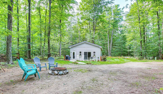 Quiet Pet Friendly Cabin w/Fire Pit near Lake Ann