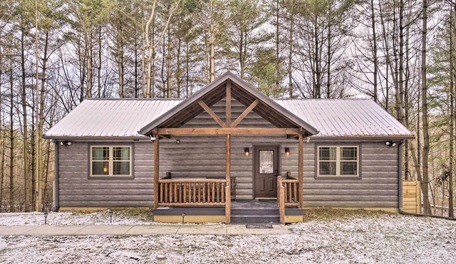 Quiet Pines Cabin Hocking Hills w/Hot Tub & Pond