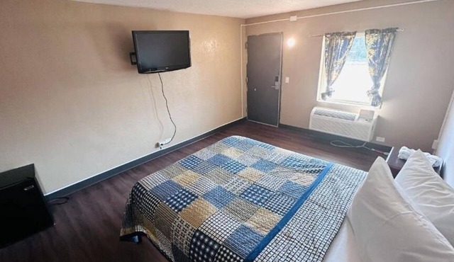 Quiet Queen Room with Convenient Fort Wayne Location
