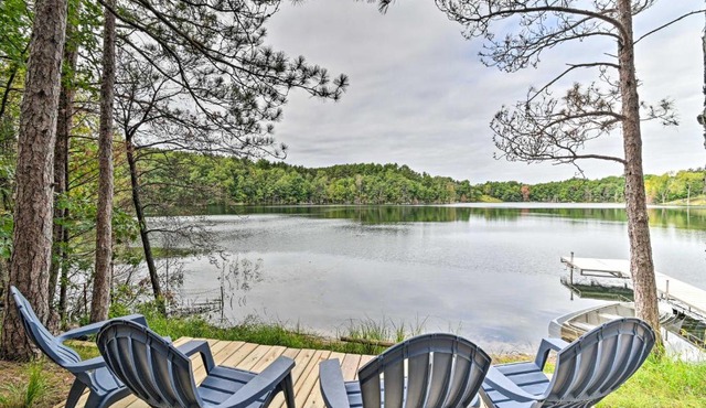 Quiet Retreat on Lake w/Kayaks, Boats + Bikes!