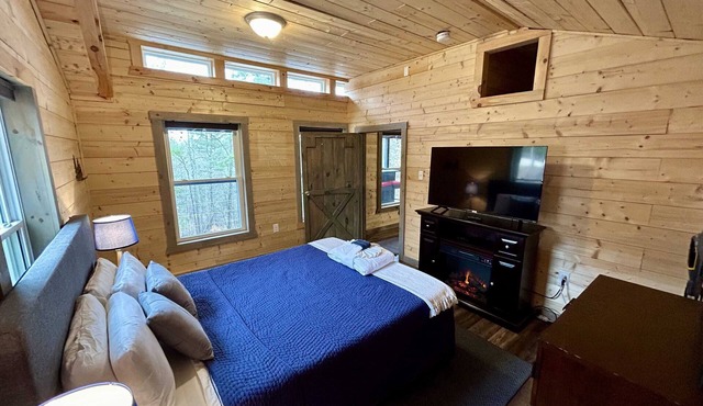 Quiet RRG Cabin | WiFi | Perfect Location | ECO | Hikers Midnight is Located next to Cliff View Resort.