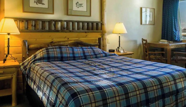 Quiet stay on the lake in Room 8 - The Decoy Room - Curriers Lakeview Lodge