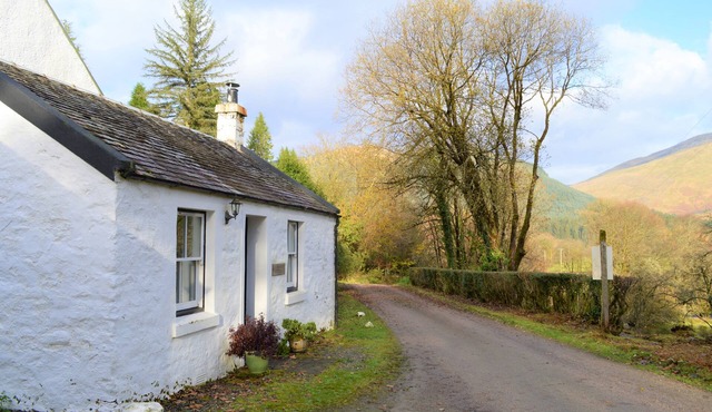 Quiet village location in beautiful valley close to Dunoon, Argyll. Sleeps 2, pet friendly
