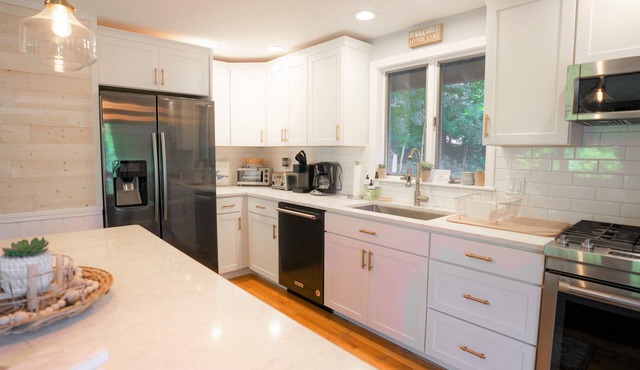 Quintessential Lakefront Home perfect for MultiFamily retreats on Thompson Lake
