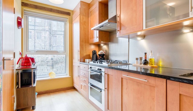 Quirky 1 Bedroom Apartment next to Holyrood Palace