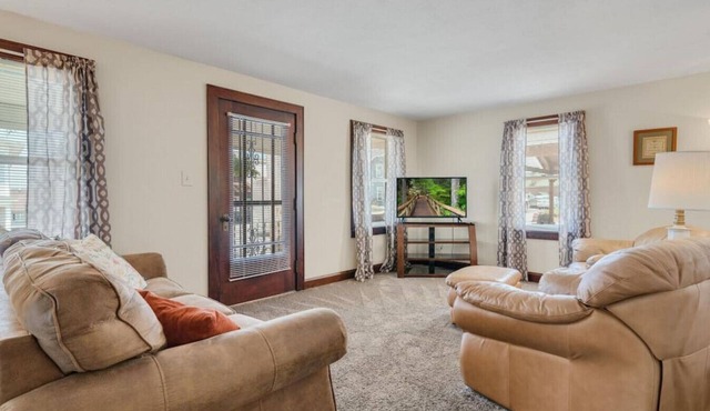 Raber House · Sleep up to 9 on Main Street - Raber House