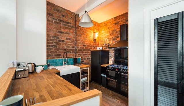 Raeburn Place Apartment - sleeps 2 guests